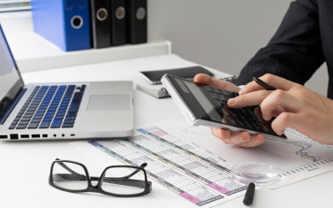 Seitenansicht Geschäftsmann berechnet Finanzzahlen