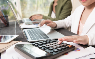 Teamwork-Arbeitsprozess der Geschäftsfrau