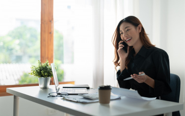 Unternehmerin, die mit dem Handy telefoniert