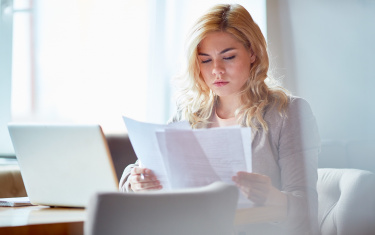 Frau schaut auf Dokumente