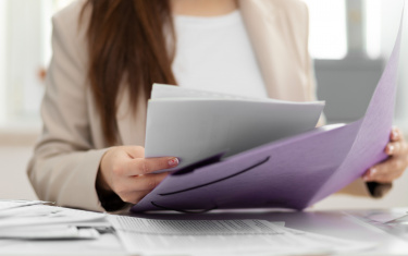 Frau organisiert Papiere