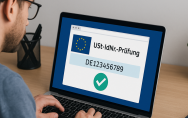 Mann tippt auf einem Laptop