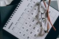 Copyright Foto von Leeloo The First: https://www.pexels.com/de-de/foto/braun-gerahmte-brille-auf-weissem-papier-5386754/