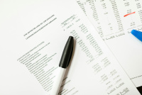 Copyright Foto von RDNE Stock project: https://www.pexels.com/de-de/foto/weisser-und-schwarzer-stift-auf-weissem-druckerpapier-7821554/