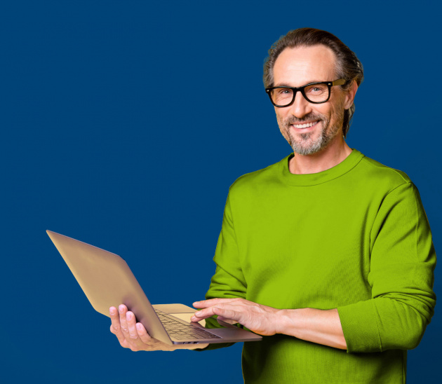 Mann mit Brille und Laptop